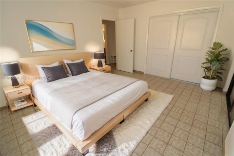 House in Miami, Florida 3 bedrooms, 111.48 sq.m. № 2000962 - photo 4