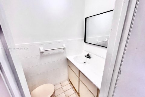 House in Miami, Florida 3 bedrooms, 111.48 sq.m. № 2000962 - photo 16