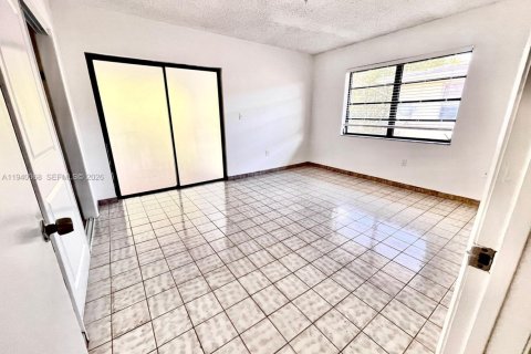 House in Miami, Florida 3 bedrooms, 111.48 sq.m. № 2000962 - photo 17