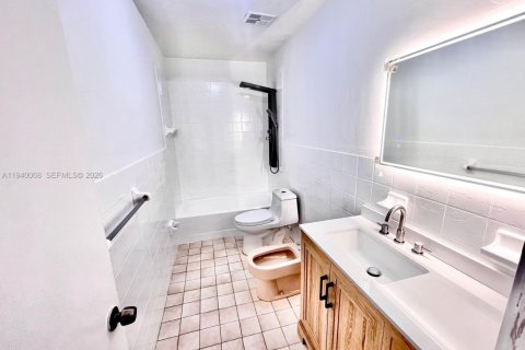 House in Miami, Florida 3 bedrooms, 111.48 sq.m. № 2000962 - photo 11