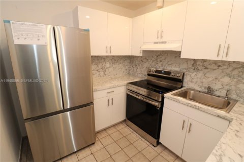 House in Miami, Florida 3 bedrooms, 111.48 sq.m. № 2000962 - photo 25