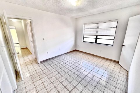 House in Miami, Florida 3 bedrooms, 111.48 sq.m. № 2000962 - photo 15