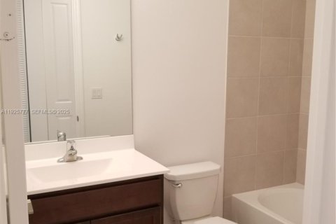 Снять в аренду виллу или дом в Дирфилд-Бич, Флорида 2 спальни, 147.71м2, № 1992734 - фото 23