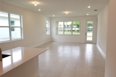 Снять в аренду виллу или дом в Дирфилд-Бич, Флорида 2 спальни, 147.71м2, № 1992734 - фото 11