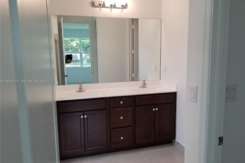 Снять в аренду виллу или дом в Дирфилд-Бич, Флорида 2 спальни, 147.71м2, № 1992734 - фото 16