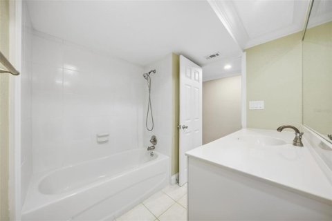 Condo in Tampa, Florida, 2 bedrooms № 2373436 - photo 18