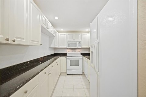 Condo in Tampa, Florida, 2 bedrooms № 2373436 - photo 8