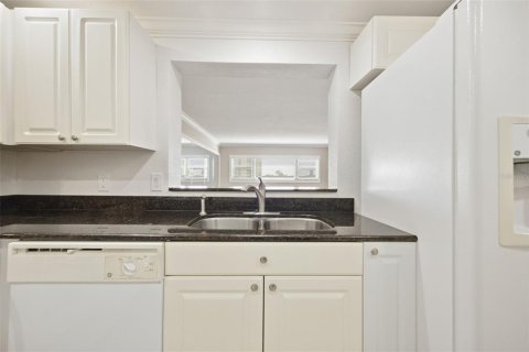 Condo in Tampa, Florida, 2 bedrooms № 2373436 - photo 7
