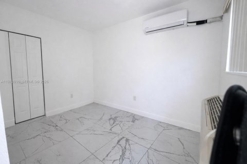 Commercial property in Miami Beach, Florida 249.44 sq.m. № 2032629 - photo 11