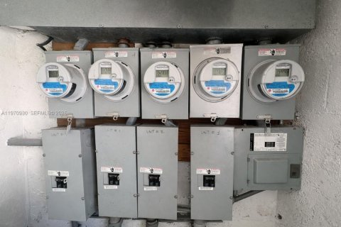 Commercial property in Miami Beach, Florida 249.44 sq.m. № 2032629 - photo 15