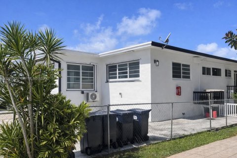 Commercial property in Miami Beach, Florida 249.44 sq.m. № 2032629 - photo 14