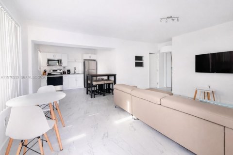 Commercial property in Miami Beach, Florida 249.44 sq.m. № 2032629 - photo 3