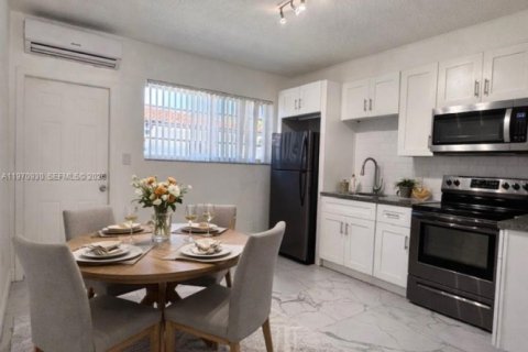 Commercial property in Miami Beach, Florida 249.44 sq.m. № 2032629 - photo 9