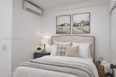 Commercial property in Miami Beach, Florida 249.44 sq.m. № 2032629 - photo 4