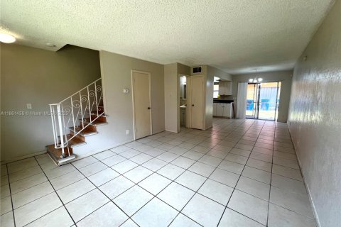 Снять в аренду таунхаус в Лодерхилл, Флорида 2 спальни, 87.33м2, № 1892150 - фото 4