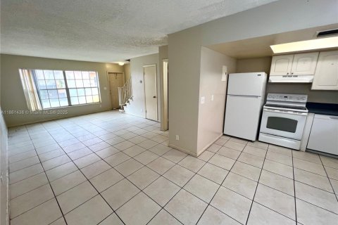 Снять в аренду таунхаус в Лодерхилл, Флорида 2 спальни, 87.33м2, № 1892150 - фото 5