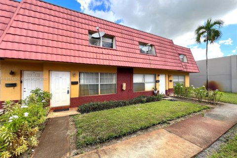 Снять в аренду таунхаус в Лодерхилл, Флорида 2 спальни, 87.33м2, № 1892150 - фото 1