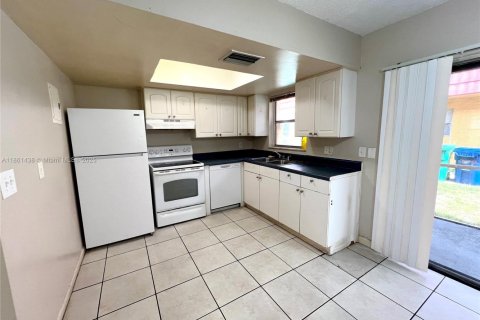 Снять в аренду таунхаус в Лодерхилл, Флорида 2 спальни, 87.33м2, № 1892150 - фото 7