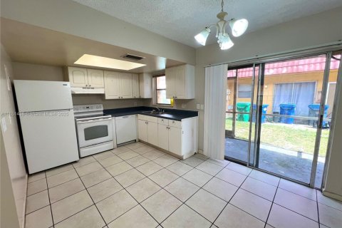 Снять в аренду таунхаус в Лодерхилл, Флорида 2 спальни, 87.33м2, № 1892150 - фото 8