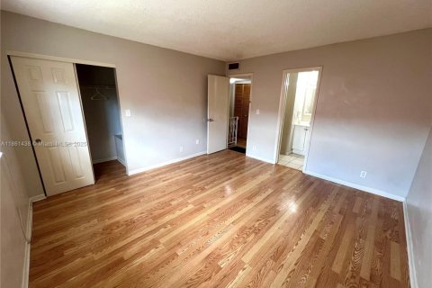 Снять в аренду таунхаус в Лодерхилл, Флорида 2 спальни, 87.33м2, № 1892150 - фото 13