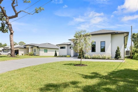 House in Tarpon Springs, Florida 4 bedrooms, 236.25 sq.m. № 2223623 - photo 4