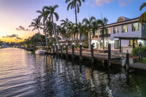 Casa en Fort Lauderdale, Florida 7 dormitorios, 416.57 m2 № 2242312