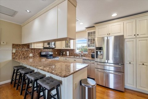 House in Big Pine Key, Florida 3 bedrooms, 124.86 sq.m. № 1867677 - photo 7