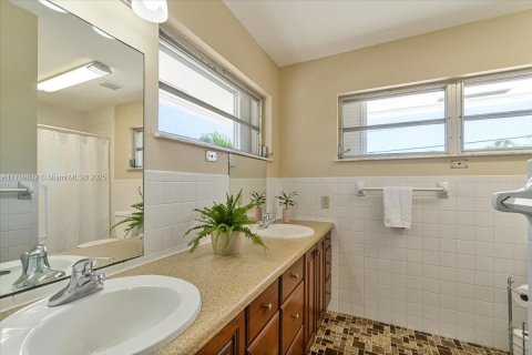 House in Big Pine Key, Florida 3 bedrooms, 124.86 sq.m. № 1867677 - photo 15