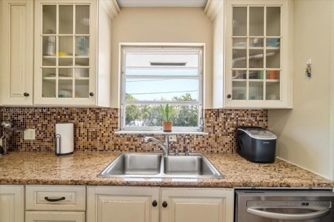 House in Big Pine Key, Florida 3 bedrooms, 124.86 sq.m. № 1867677 - photo 9