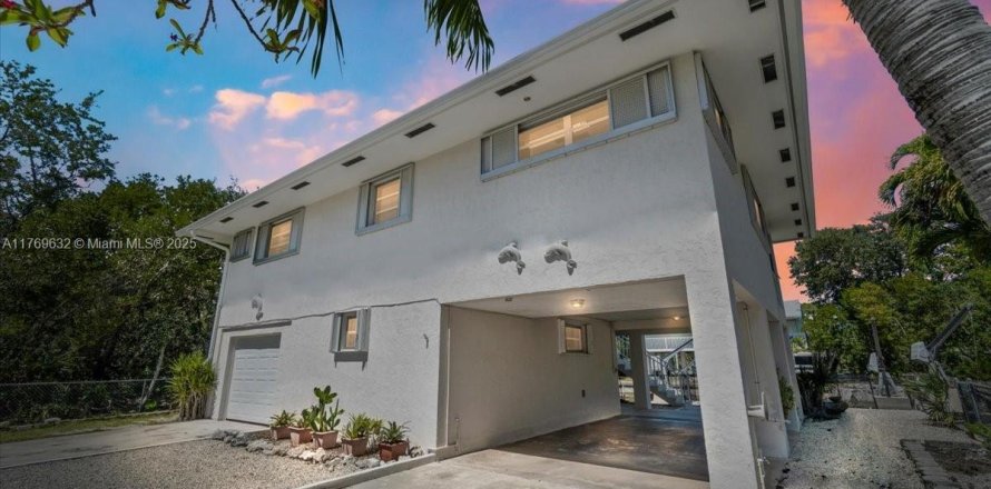House in Big Pine Key, Florida 3 bedrooms, 124.86 sq.m. № 1867677
