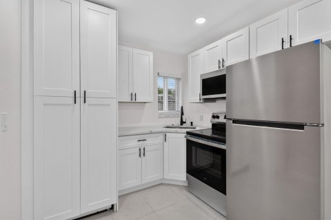 Villa ou maison à louer à West Palm Beach, Floride: 3 chambres, 92.9 m2 № 2423022 - photo 4