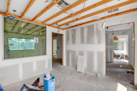 Commercial property in Lake Worth, Florida № 2246289 - photo 18
