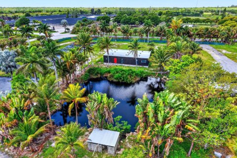 Commercial property in Lake Worth, Florida № 2246289