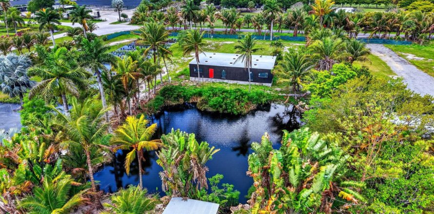 Commercial property in Lake Worth, Florida № 2246289