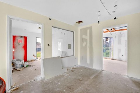 Commercial property in Lake Worth, Florida № 2246289 - photo 24
