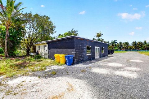 Commercial property in Lake Worth, Florida № 2246289 - photo 8