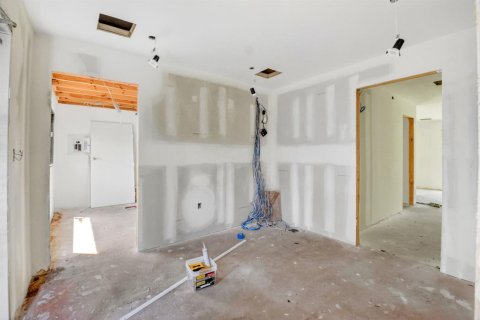 Commercial property in Lake Worth, Florida № 2246289 - photo 17