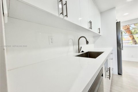 Copropriété à vendre à Lauderdale Lakes, Floride: 2 chambres, 93.09 m2 № 2023706 - photo 3