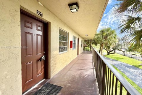 Copropriété à vendre à Lauderdale Lakes, Floride: 2 chambres, 93.09 m2 № 2023706 - photo 2