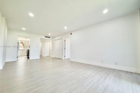 Copropriété à vendre à Lauderdale Lakes, Floride: 2 chambres, 93.09 m2 № 2023706 - photo 12