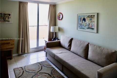 Condo in Miami Beach, Florida, 2 bedrooms  № 1979026 - photo 13