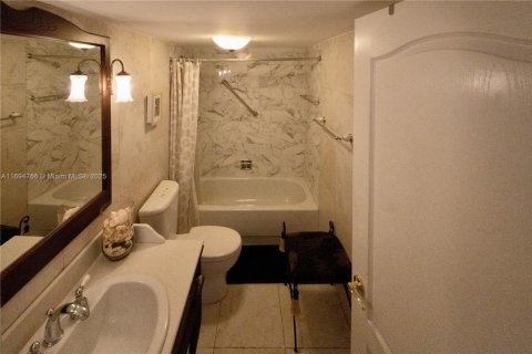 Condo in Miami Beach, Florida, 2 bedrooms  № 1979026 - photo 15
