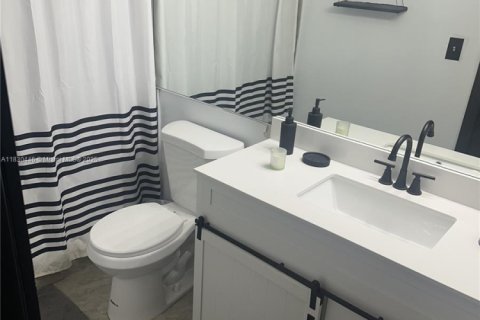 Condo in Miami, Florida, 2 bedrooms  № 1830824 - photo 1