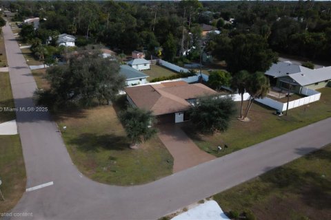 House in Port Charlotte, Florida 3 bedrooms, 157.19 sq.m. № 1968575 - photo 1