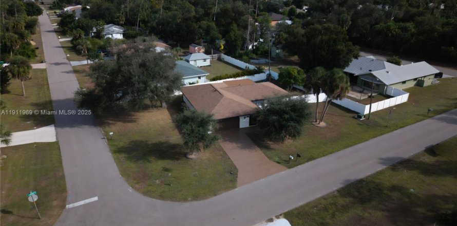 House in Port Charlotte, Florida 3 bedrooms, 157.19 sq.m. № 1968575