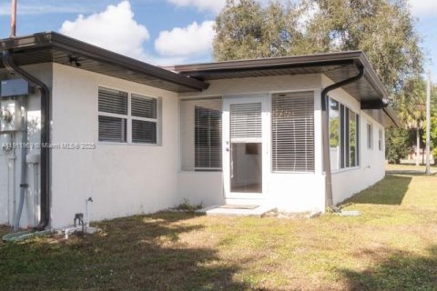 House in Port Charlotte, Florida 3 bedrooms, 157.19 sq.m. № 1968575 - photo 29