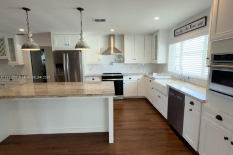 House in Port Charlotte, Florida 3 bedrooms, 157.19 sq.m. № 1968575 - photo 10