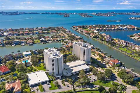 Condominio en venta en Gulfport, Florida, 3 dormitorios, 177.63 m2 № 1852526 - foto 1