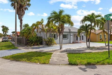 Villa ou maison à louer à Miami, Floride: 4 chambres, 187.2 m2 № 2084317 - photo 2