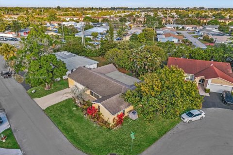 House in Tamarac, Florida 3 bedrooms, 198.44 sq.m. № 1732000 - photo 4